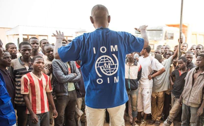 Активист на Международната организация по миграция напътства кандидати за европейски живот в мигрантски център в Агадес, Нигер. Снимка: IOM