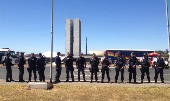 Полицията беше отцепила двете камари на парламента през целия ден на гласуването в очакване на доста забавилите се протестиращи. Снимка: grupobomdia.com.br