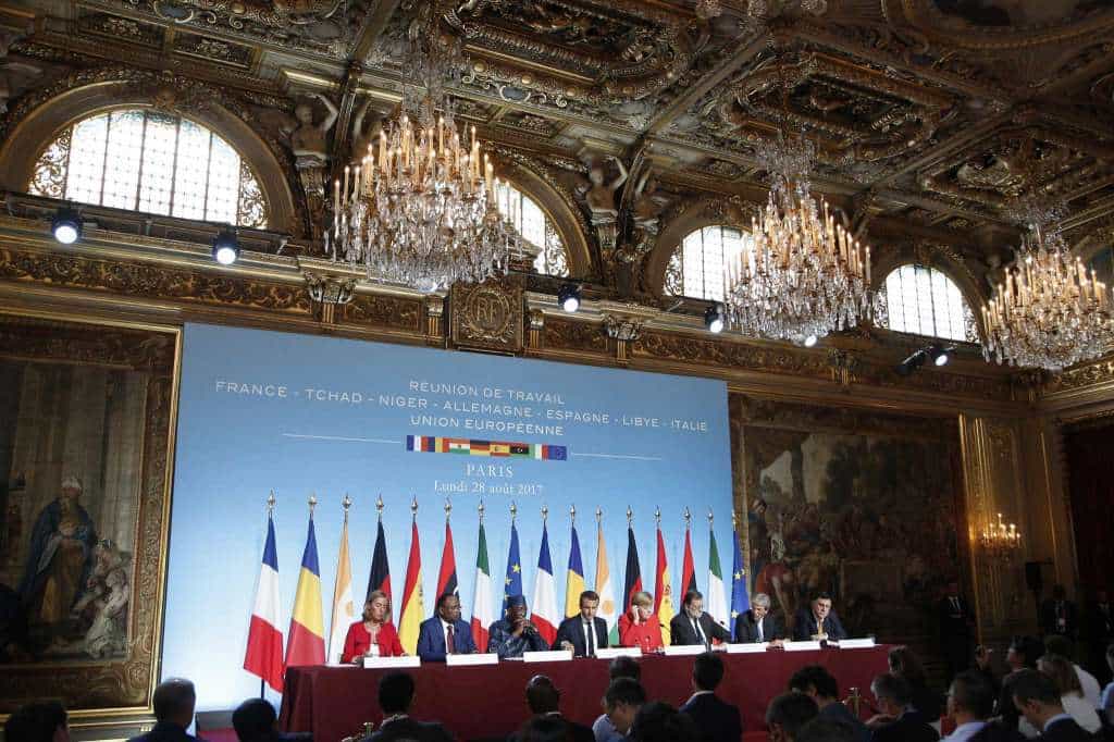 По време на пресконференцията на парижката "мини-среща на върха ЕС-Африка". Отляво надясно: Федерика Могерини, Махамаду Исуфу, Идрис Деби, Еманюел Макрон, Ангела Меркел, Мариано Рахой, Паоло Джентилоне, Фаиз Сарадж. Снимка: sfchronicle