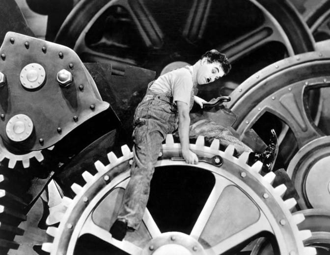 Зъбчатите колела на капитализма продължават и днес да мачкат работника, също като героя на Чарли Чаплин в кинокласиката "Модерни времена"