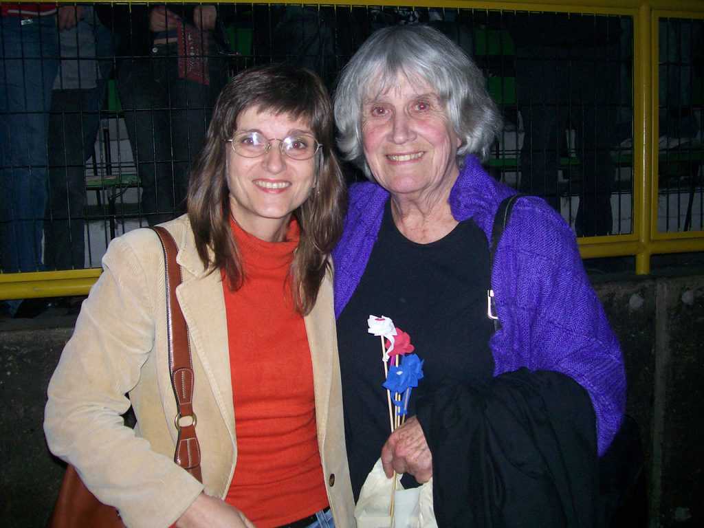 Джоан Хара и авторката през 2008 г. по време на концерт в стадион "Виктор Хара" (бивш "Чили") в Сантяго в чест на 76-ия рожден ден на убития там певец. Снимка: Мирослава Петрова