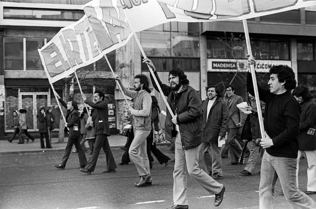 Виктор (крайният вдясно) носи плакат на едно от последните шествия на Народното единство преди военния преврат на 11 септември 1973 г. Снимка: Фондация "Виктор Хара"
