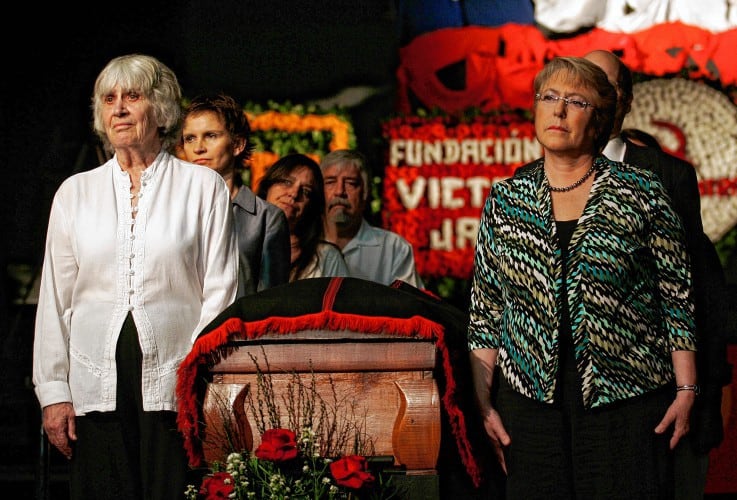 Джоан Хара и чилийската президентка Мишел Бачелет край ковчега на Виктор Хара по време на поклонението при препогребването му през 2009 г. Снимка: Фондация "Виктор Хара"
