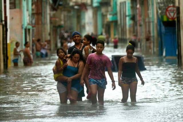 Някои улици в Хавана се оказаха залети с вода. Снимка: Cubadebate