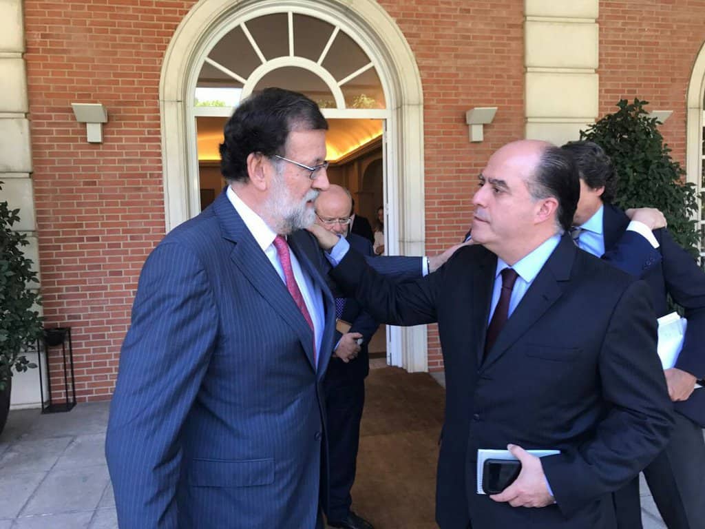 Мариано Рахой и Хулио Борхес се тупат един друг по раменете пред правителствения дворец "Монклоа" в Мадрид. Снимка. Туитър