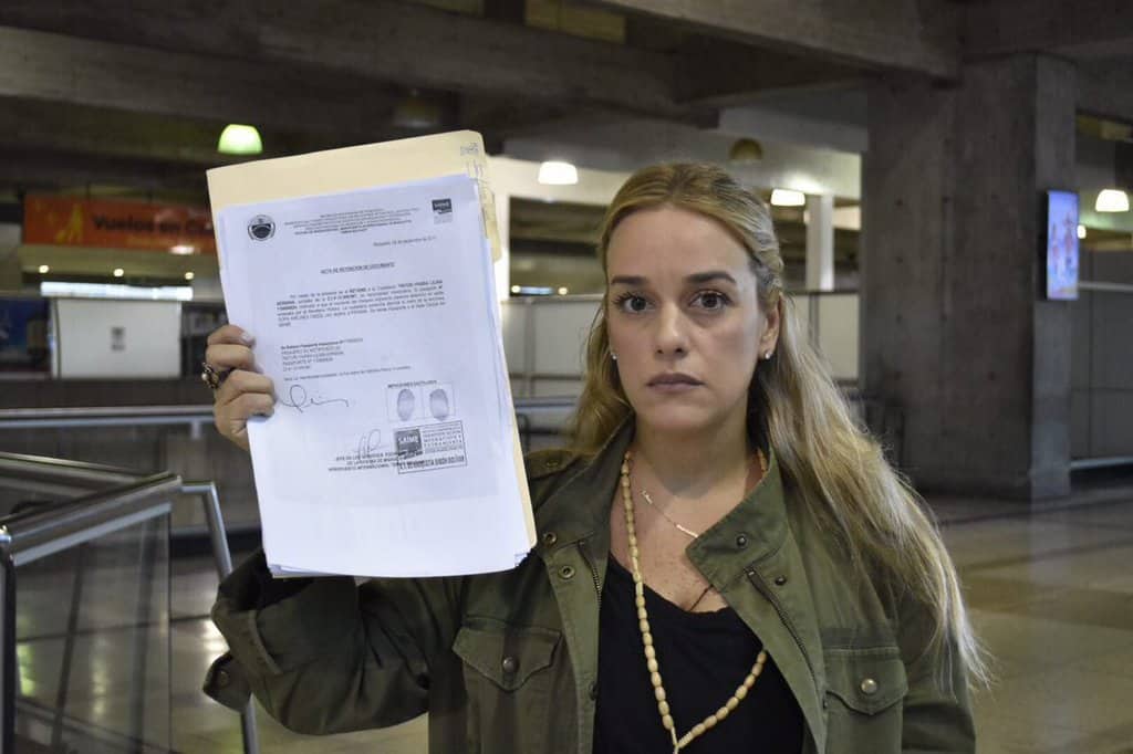 Лилиан Тинтори демонстрира с изразителен поглуд протокола за отнемането на паспорта ѝ на летището в Каракас. Снимка: Туитър