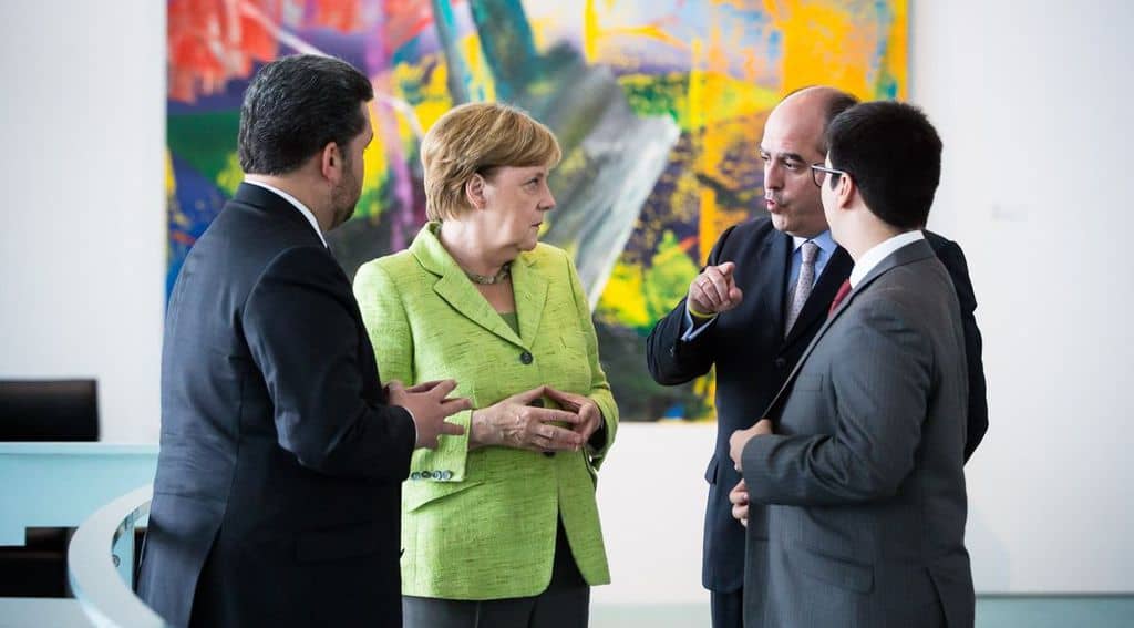 Ангела Меркел слуша Хулио Борхес и Фреди Гевара в Берлин. Снимка: Туитър