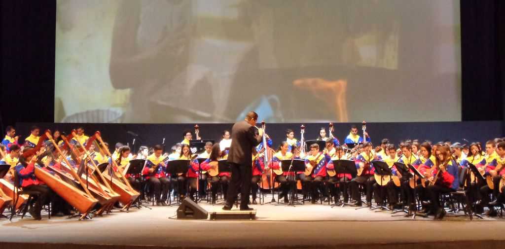 Изпълнението на младежкия оркестър на откриването на форума в театър "Тереса Кареньо". Снимка: Къдринка Къдринова