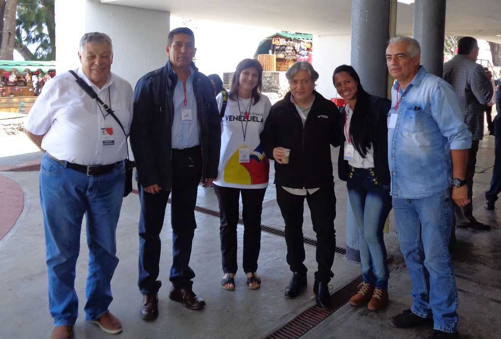 Българските делегати Виктор Простов (крайният вляво) и Къдринка Къдринова (третата отляво) заедно с левият кандидат-президент от Чили Алехандро Наваро (третият отдясно) и представители на Венесуела и Чили. 