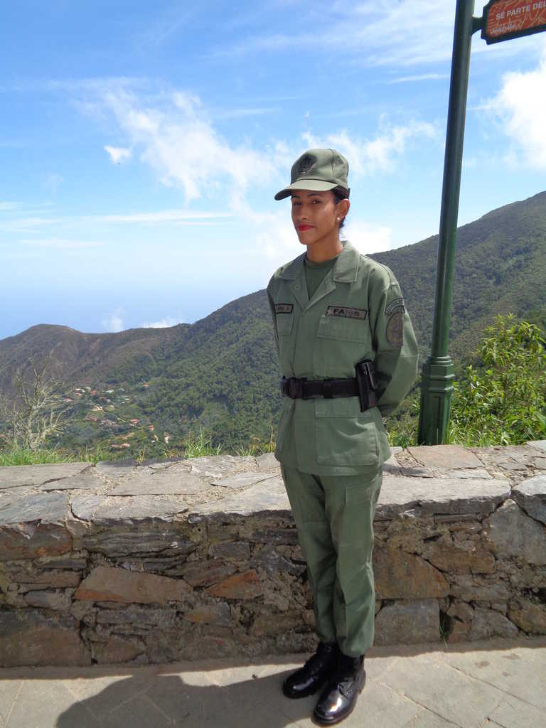Красиви венесуелки във военни униформи бдят за реда на връх Уарайра Репано. Снимка: Къдринка Къдринова