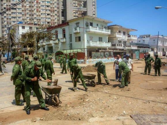 Армията разчиства улиците в хаванския квартал Ведадо. Снимка: Cubadebate