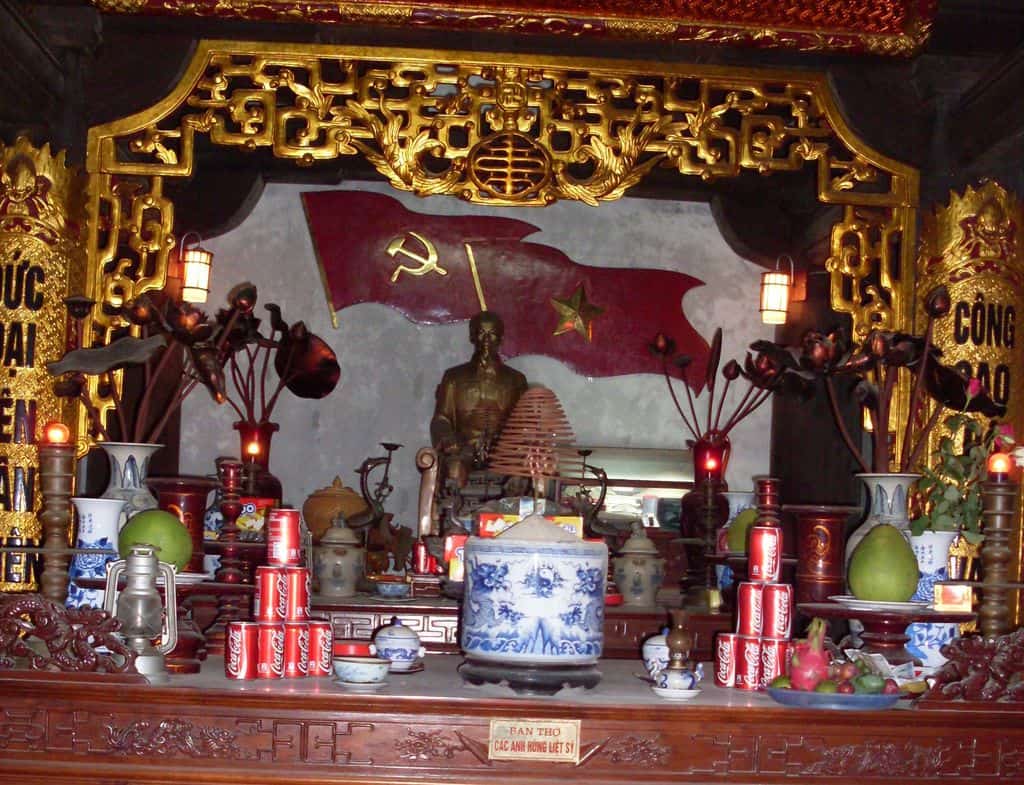 Един от многобройните олтари в памет на Хо Ши Мин в Ханой. Да, подредени са дори кутийки с "Кока-Кола"... Снимка: Къдринка Къдринова