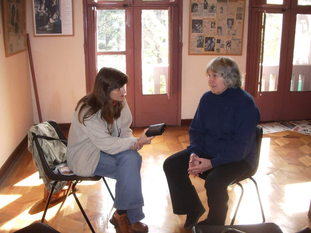 Авторката интервюира Джоан Хара през 2005 г. Снимка: Педро Леон