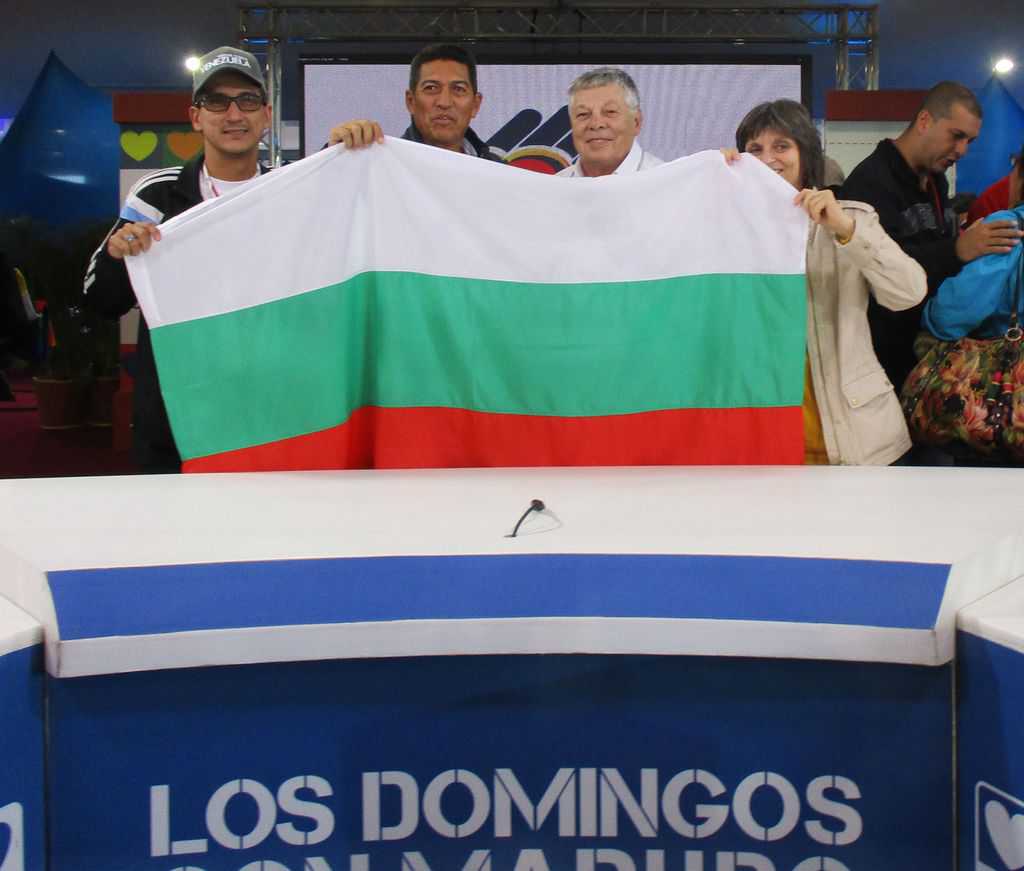 Венесуелски делегати от делтата на Ориноко и българските представители развяха знамето на България от президентските места след края на срещата. Снимка: Къдринка Къдринова