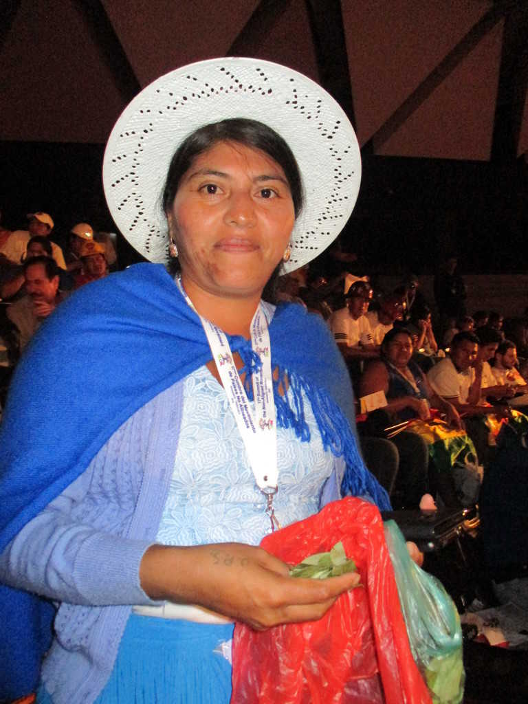 Боливийска делегатка предлага да участници в срещата да опитат листа от кока–традиционното растение от Андите, което помага да се преодолява височинната болест и стимулра съпротивителните сили на организма. Официалната политика на Боливия е да се противопоставя на набеждаването на коката за "наркотик", тъй като тя няма вредните въздействия на произвеждания от нея кокаин. Снимка: Къдринка Къдринова