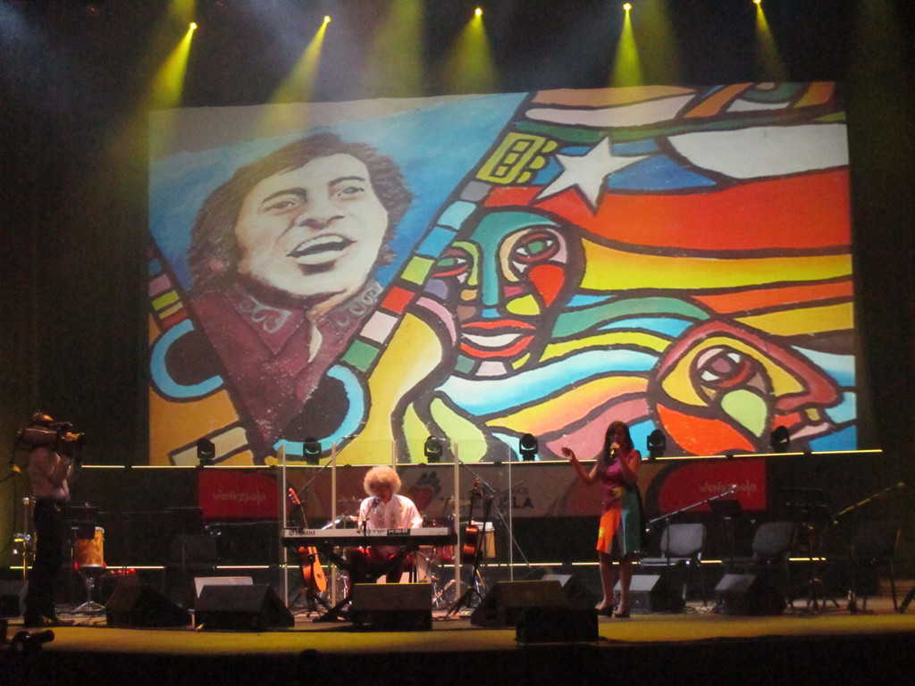Венесуелският певец Леонел Руис изпълнява песен по подборки от текстове на Виктор Хара на концерта по закриването на форума "Всички сме Венесуела" в Каракас миналата седмица. Снимка: Къдринка Къдринова