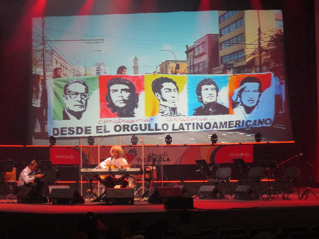 Още едно изпълнение на Леонел Руис, съпроводено на екрана от плакат с ликовете на легендарни латиноамерикански герои, сред които е и Виктор Хара. Снимка: Къдринка Къдринова