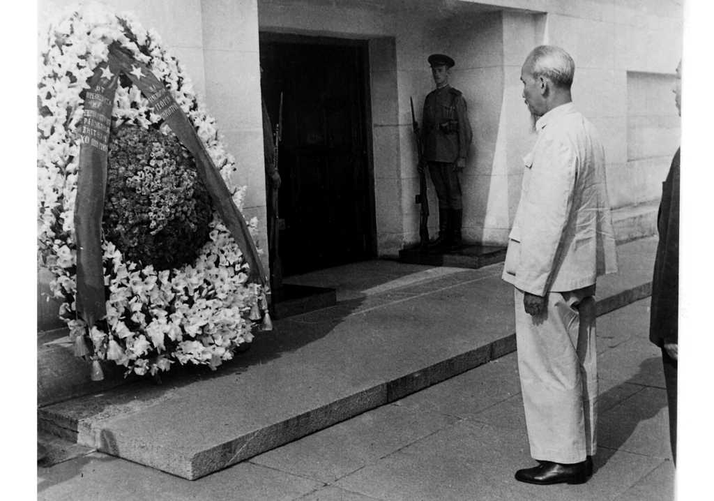 Хо Ши Мин поднася венец пред мавзолея на Георги Димитров в София, август 1957 г. Снимка: Личен архив