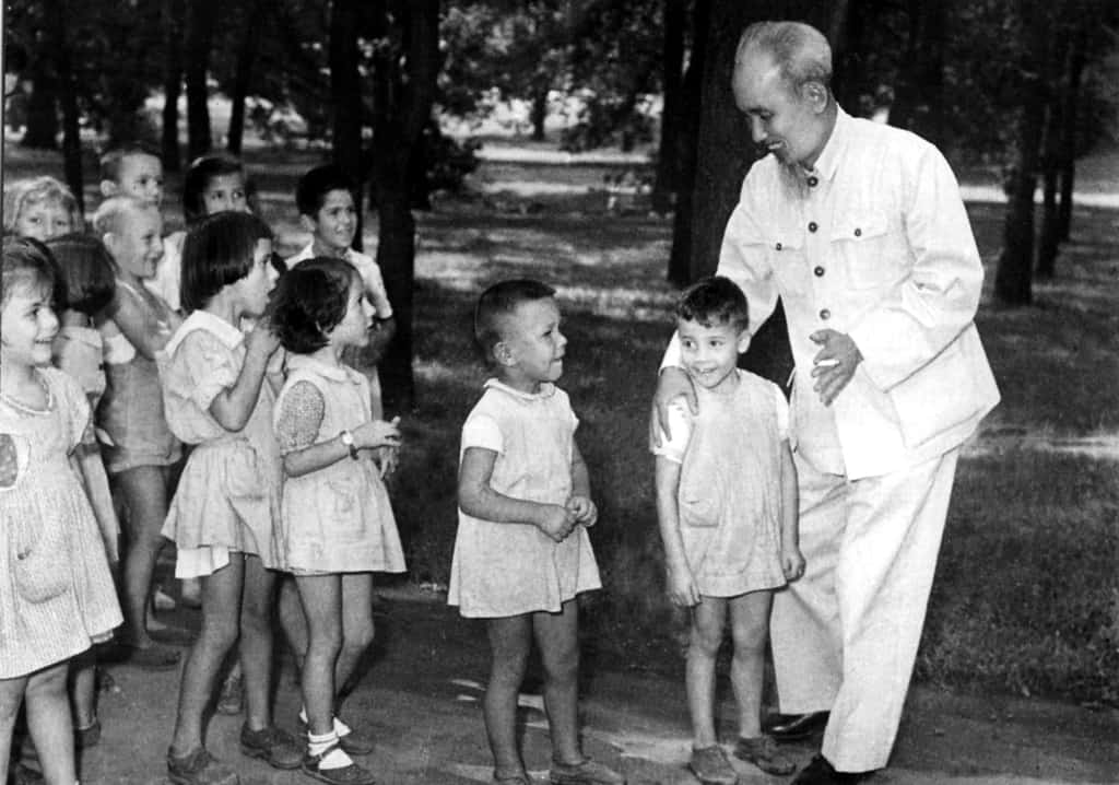 Хо Ши Мин през 1957-ма с възпитаниците на софийска детска градина, която по-късно години наред ще носи неговото име. Снимка: Личен архив
