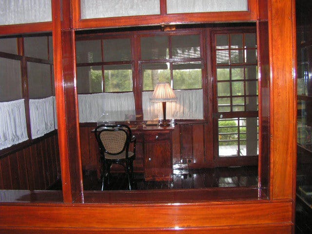 Кабинетът на Хо Ши Мин в скромната му къщичка. СНимка: Къдринка Къдринова
