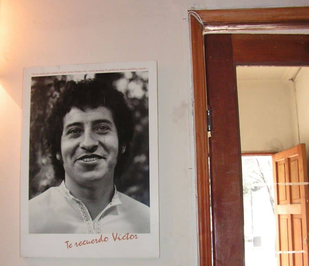 "Помня те Виктор" беше написала Джоан през 2005 г. на тази снимка на мъжа си, закачена до изхода от Фондация "Виктор Хаора". Така всеки гост там отнасяше и този спомен със себе си... Снимка: Къдринка Къдринова