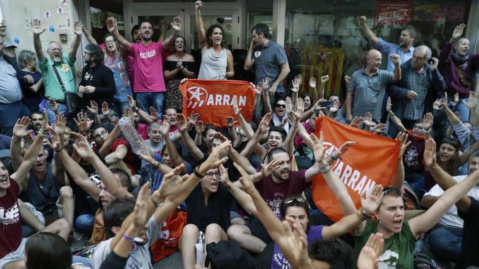Активисти на младежката левичарска организация Arran демонстрират в Барселона. Снимка: EFE