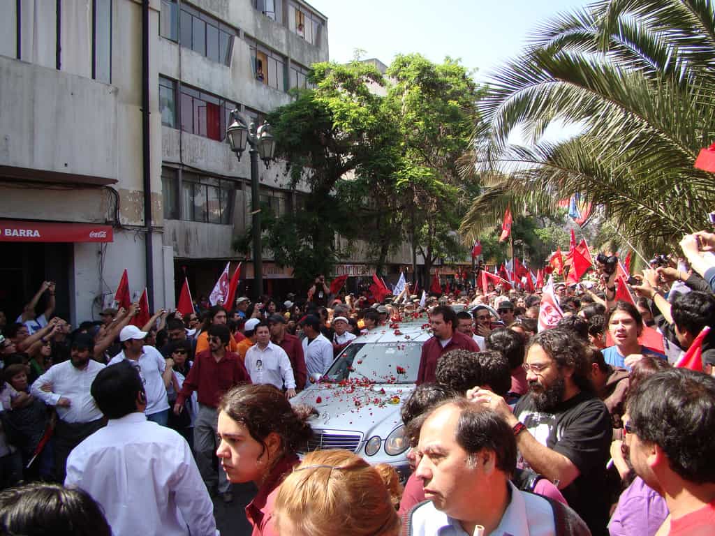 Момент от шествието из Сантяго при препогребването на Виктор Хара през 2009 г. Снимка: El Siglo