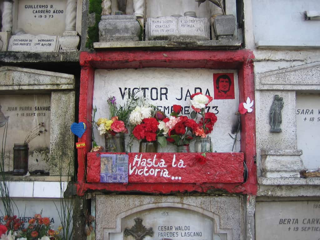 В тази скромна ниша на Централното гробище в Сантяго Виктор Хара остава погребан през дългите години на диктатурата и до името му никога не липсват цветя. Снимка: Фондация "Виктор Хара"