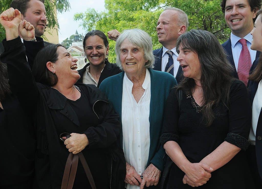 Джоан с дъщерите си Аманда (вляво) и Мануела, както и с техни американски адвокати и приятели, при получаването на вестта, че убиецът на Виктор е осъден. Снимка: El Siglo