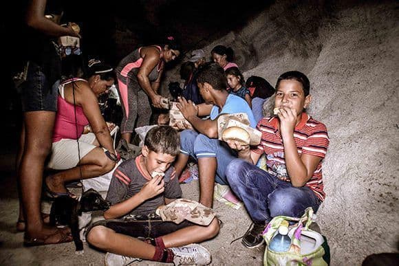 В Сиего де Авила евакуираните бяха подслонени в пещерата Хибара, докато премине стихията. На всички бе осигурена и раздадена безплатна храна. Снимка: Cubadebate