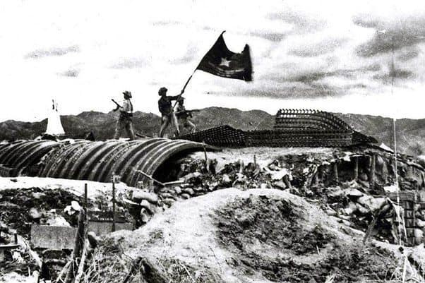 Превземането на бункера на френския командващ генерал Де Кастри в Диенбенфу, май 1954 г. Снимка: архив