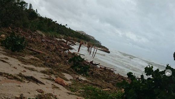 Така изглежда кът от плажа на прочутия курорт Варадеро след преминаването на стихията. Снимка: Cubadebate
