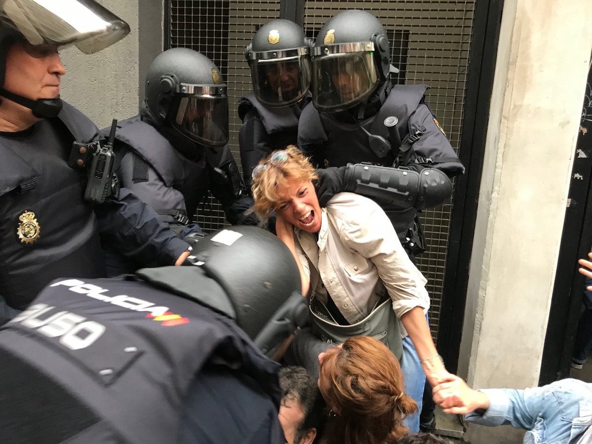 Една от многото сцени на полицейско насилие по време на незаконния референдум в Каталуня на 1 октомври. Снимка: Туитър