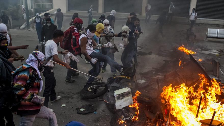 Безредиците в каракас през февруари 2014-та, довели до 43-ма убити и "вдъхновени" от Леополдо Лопес, много напомняха на тазгодишните. Снимка: Hispan TV