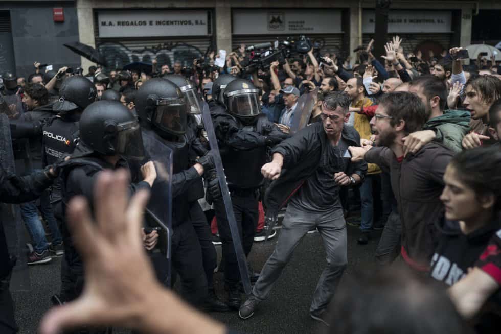 Желаещите да гласуват бяха разгневени от агресивността на полицията. Снимка: EFE