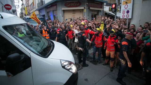 Граждани и пожарникари протестират пред каталунски хотел срещу настанени в него командировани полицаи от други части на Испания. Снимка: El Pais