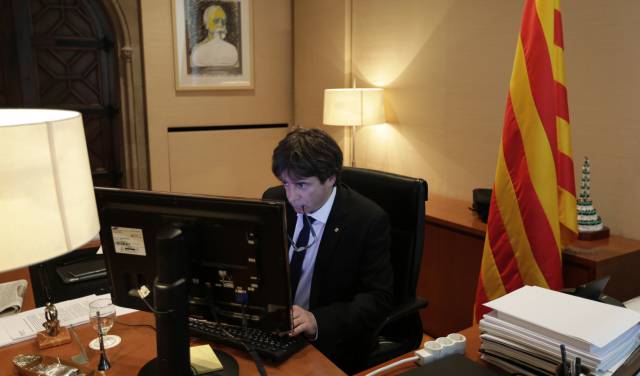 Карлес Пучдемон подготвя "невъзможната" си реч в своя кабинет. Снимка: La Vanguardia