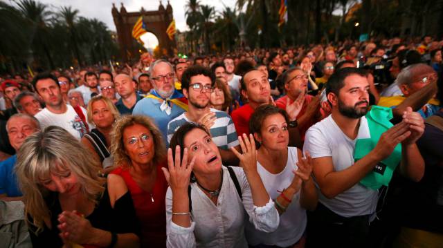 30-хилядното множество пред парламента в Барселона бе потресено от обрата в речта на Пучдемон. Снимка: El Pais