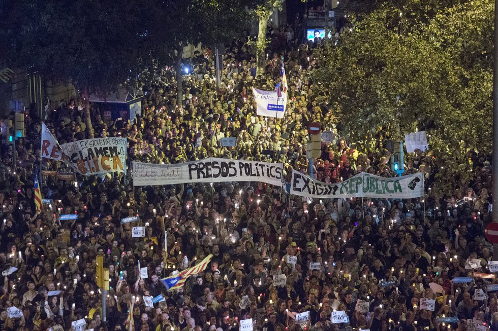 След 20 ч. снощи, 17 октомври, центърът на Барселона се изпълни с около 200 000 протестиращи срещу ареста на Жорди Санчес и Жорди Куишарт. Снимка: EFE