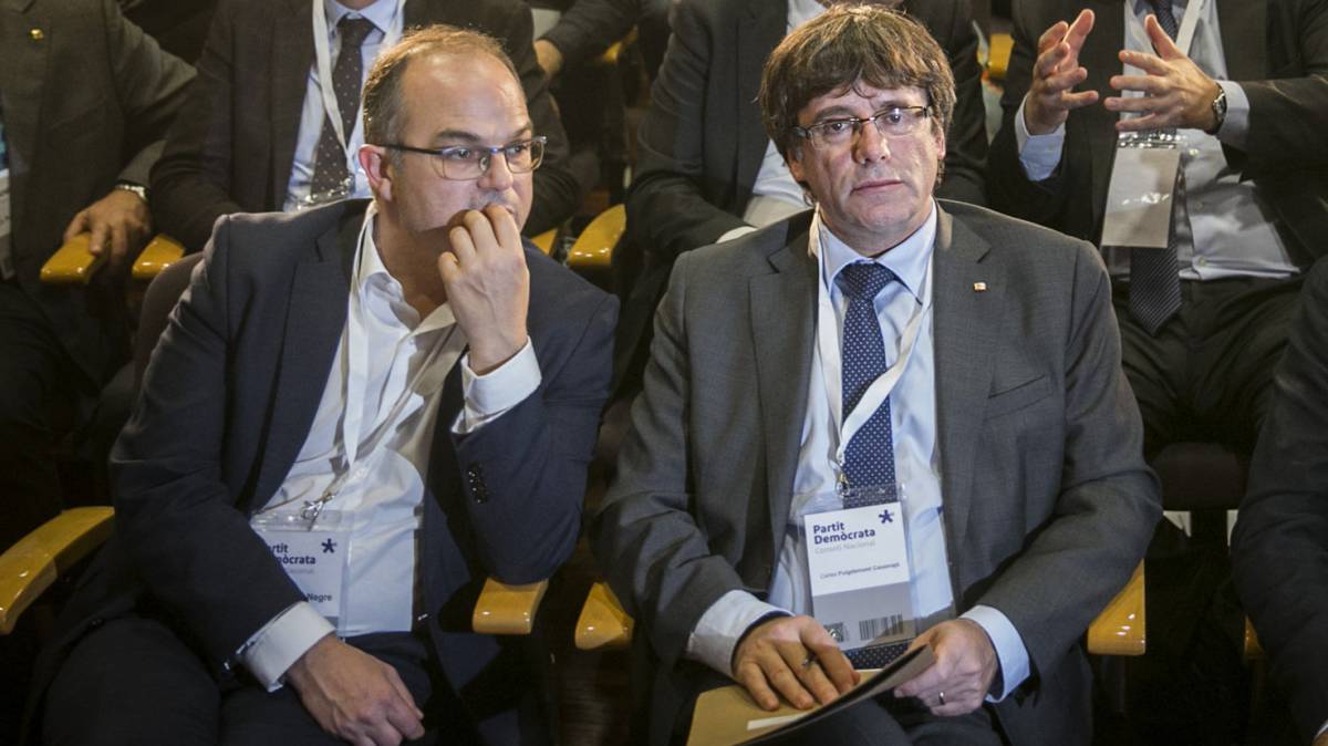 Каталунският премиер Карлес Пучдемон и говорителят на кабинета му Жорди Турул. Снимка: La Vanguardia
