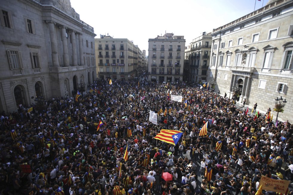 Масова демонстрация на привърженици на независимостта изпълни площада пред правителствения дворец в Барселона. Снимка: El Pais