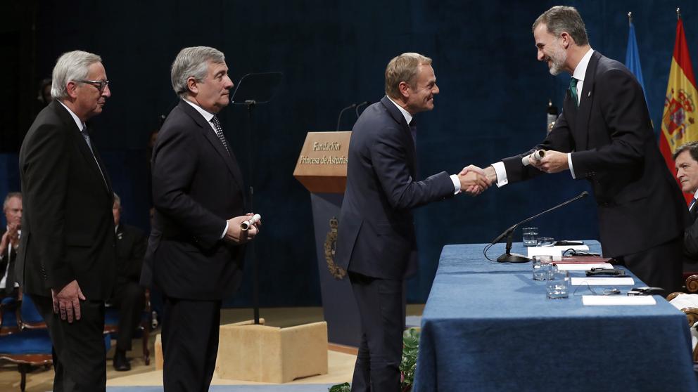 Жан-Клод Юнкер, Антонио Таяни и Доналд Туск (отляво надясно) получават един по един Наградата на разбирателството за ЕС от испанския крал Фелипе Шести на церемония в Овиедо на 20 октомври. Снимка: La Vanguardia