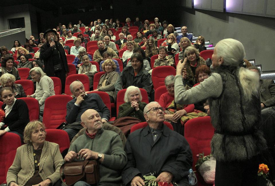 Емилия Радева (в гръб) и Татяна Лолова (права сред публиката) зарадваха зрителите в кино "Одеон" с импровизиран шеговит диалог. Снимка: Къдринка Къдринова