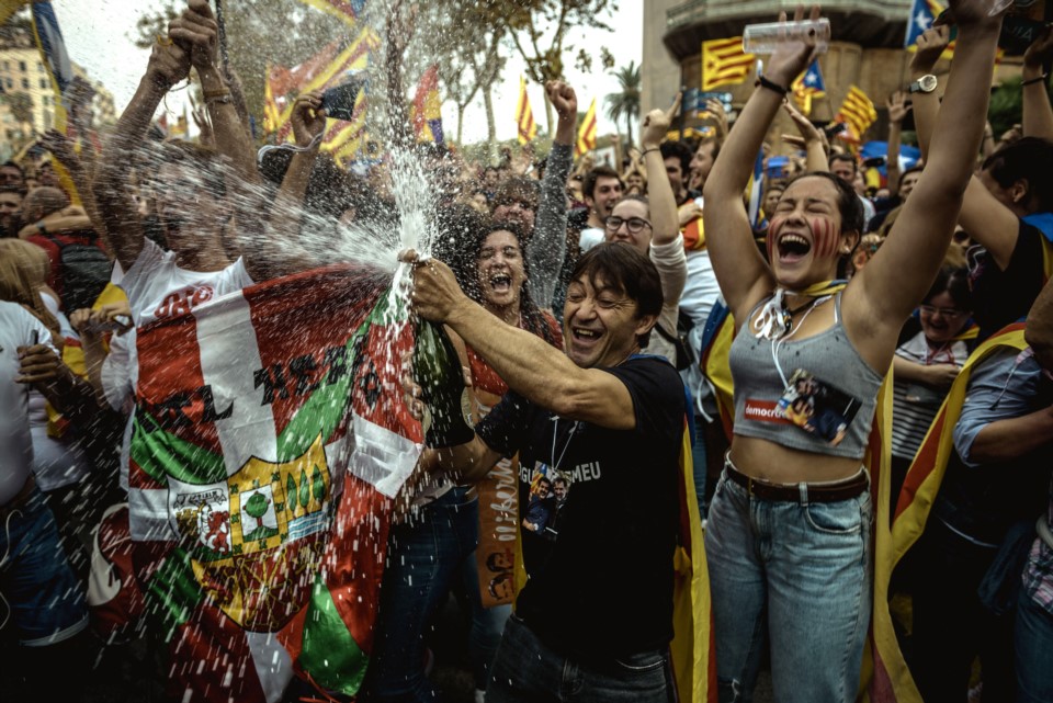 Шампанското щедро се пръскаше по улиците на Барселона след провъзгласяването на независима каталунска република. Снимка: Diario Jornada