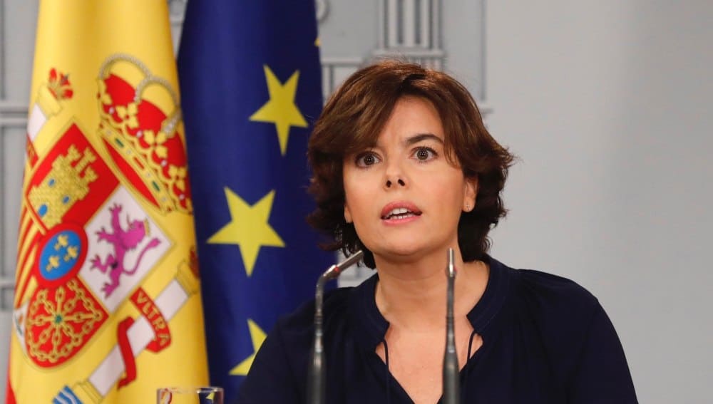 Испаснката вицепремиерка Сорая Саенс де Сантамария по време на изявленията си от правителствения дворец "Монклоа" в Мадрид. Снимка: EFE
