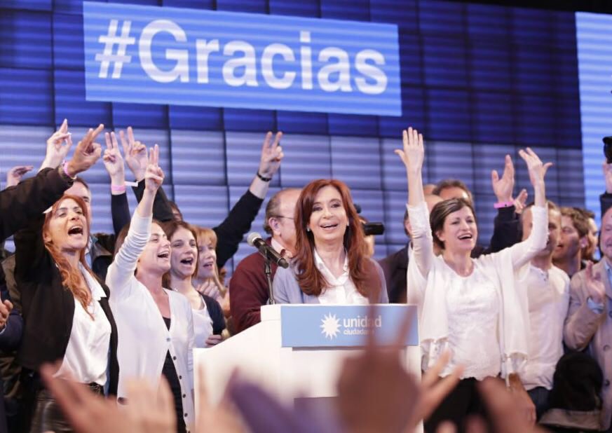 Кристина Фернандес (зад трибуната) смята, че се е представила успешно с новата си формация Unidad Ciudadana и се готви да заеме спечеленото си на този вот сенаторско място. Снимка: Resumen Latinoamericano