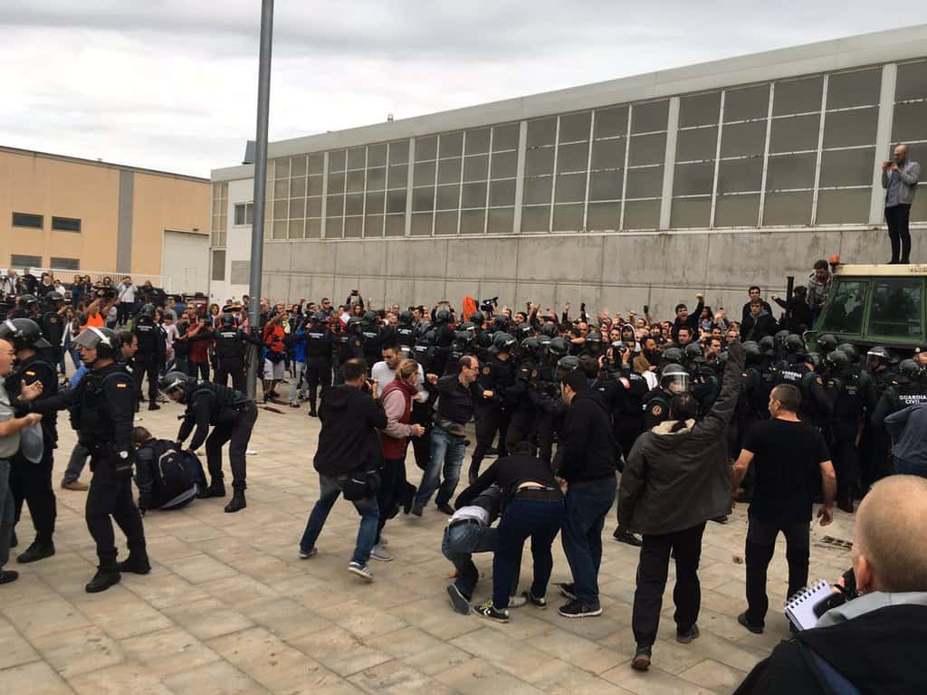 Една от първите изборни секции, които атакуваха полицаите, бе спортният център, в който се очакваше да гласува каталунският премиер Карлес Пучдемон. В крайна сметка той гласува другаде. Снимка: Туитър
