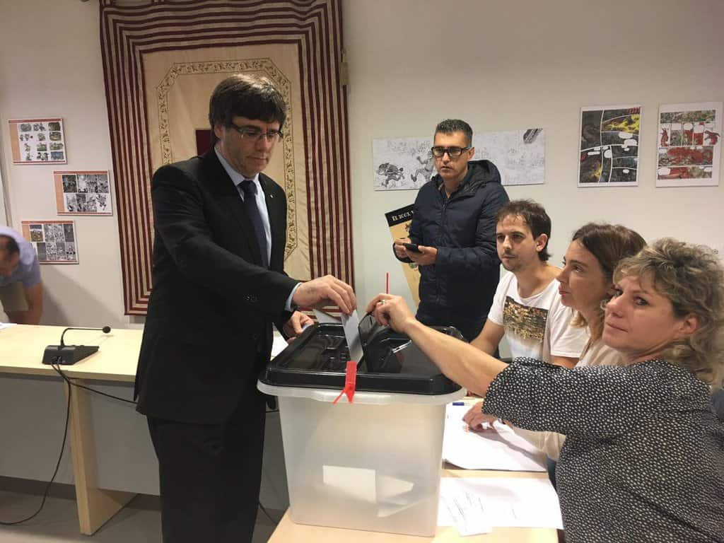 Гласува каталунският премиер Карлес Пучдемон. Снимка: Туитър
