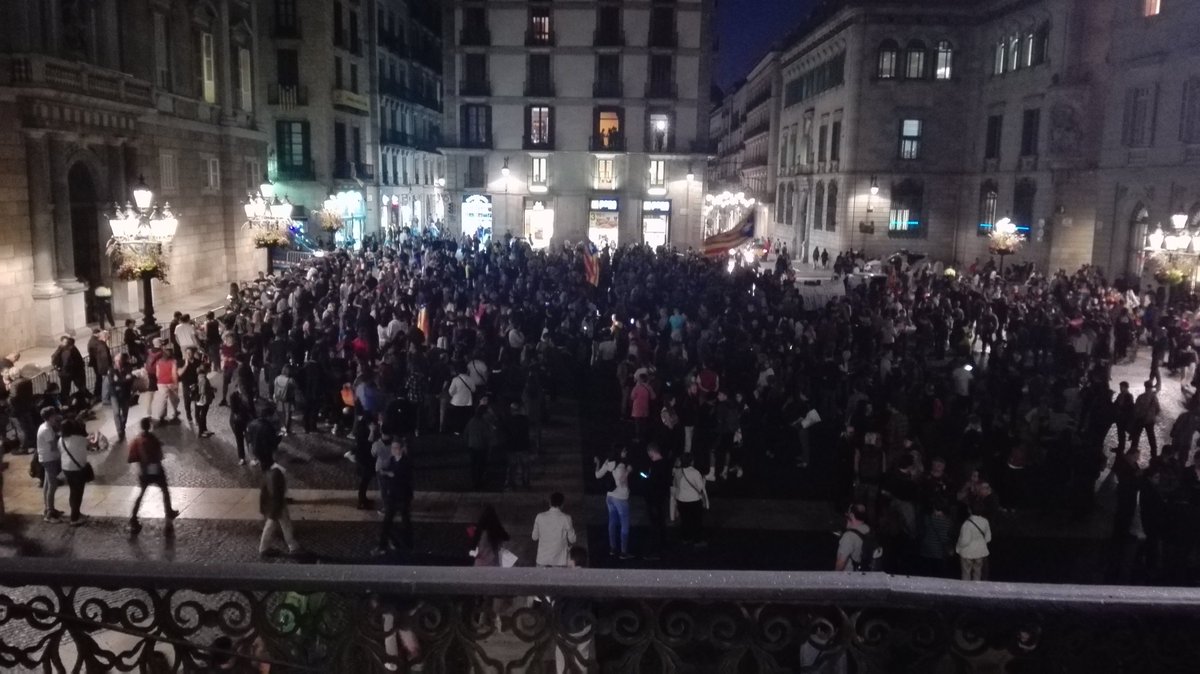 Сепаратистката организация Комитети за защита на републиката в момента събира демонстранти пред централата на автономната власт в Барселона. Снимка: Туитър