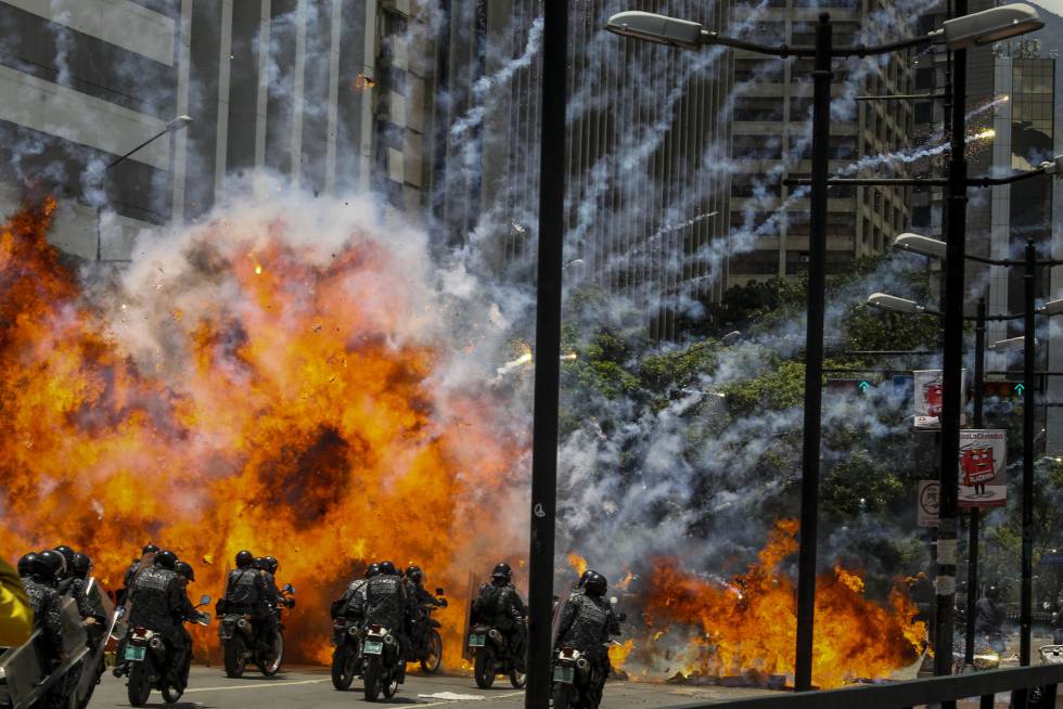 Бомба, метната от протестиращи, се взривява сред полицейска мотоколона в Каракас през юли т.г. Снимка: El Pais